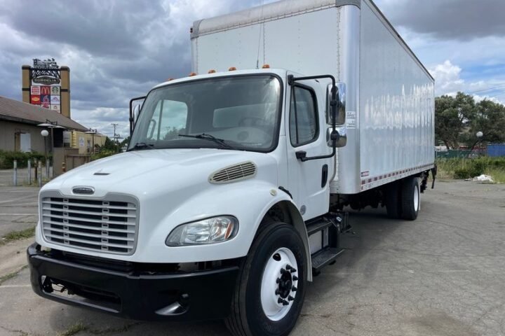 2016 Freightliner M2 106 2016 Freightliner M2 26' BOX Truc 26 ft Box Truck