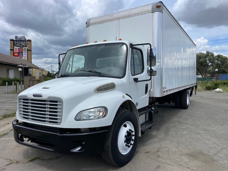 2016 Freightliner M2 106 2016 Freightliner M2 26′ BOX Truc 26 ft Box Truck