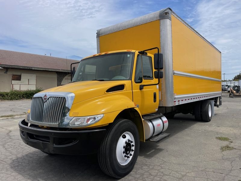 2019 International Durastar 4300 26 ft Box Truck