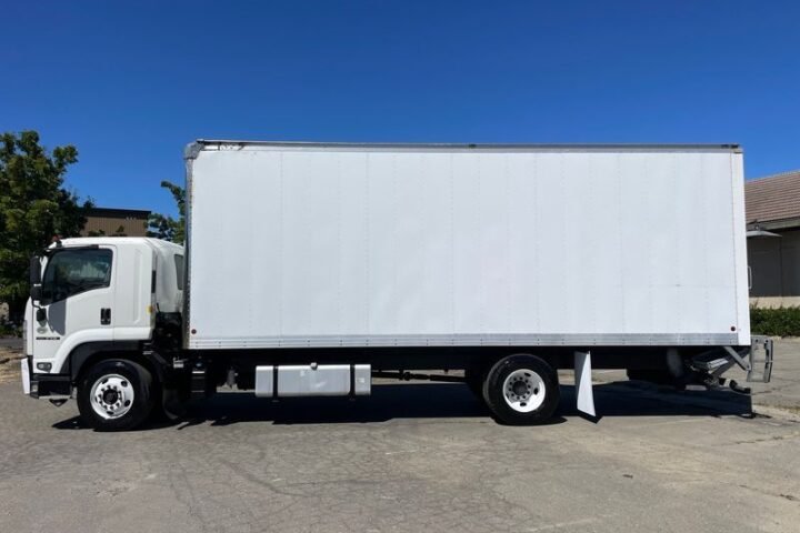 2022 Isuzu FTR 26 ft Box Truck