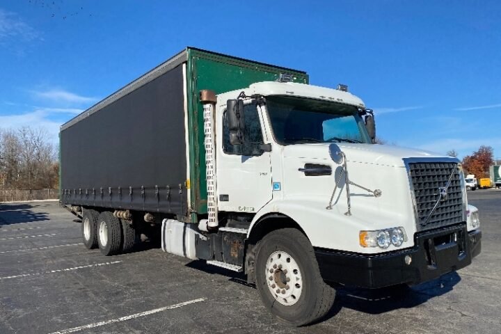 2019 Volvo VHD 27 ft Box Truck