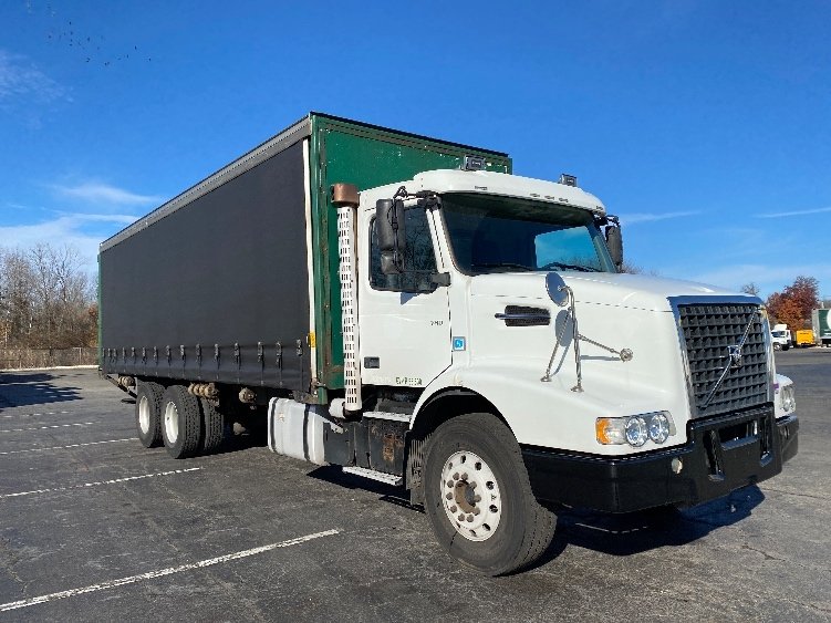 2019 Volvo VHD 27 ft Box Truck