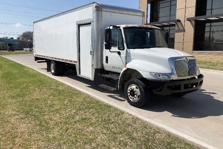 2019 International Durastar 4300 26 ft Box Truck