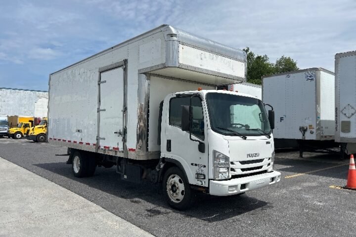 2020 Isuzu NRR 21 ft Box Truck