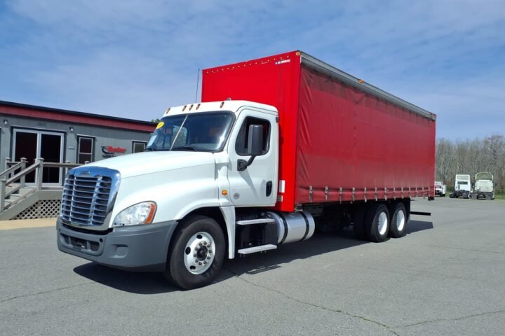 2018 Freightliner Cascadia DAY CAB 28 ft Box Truck