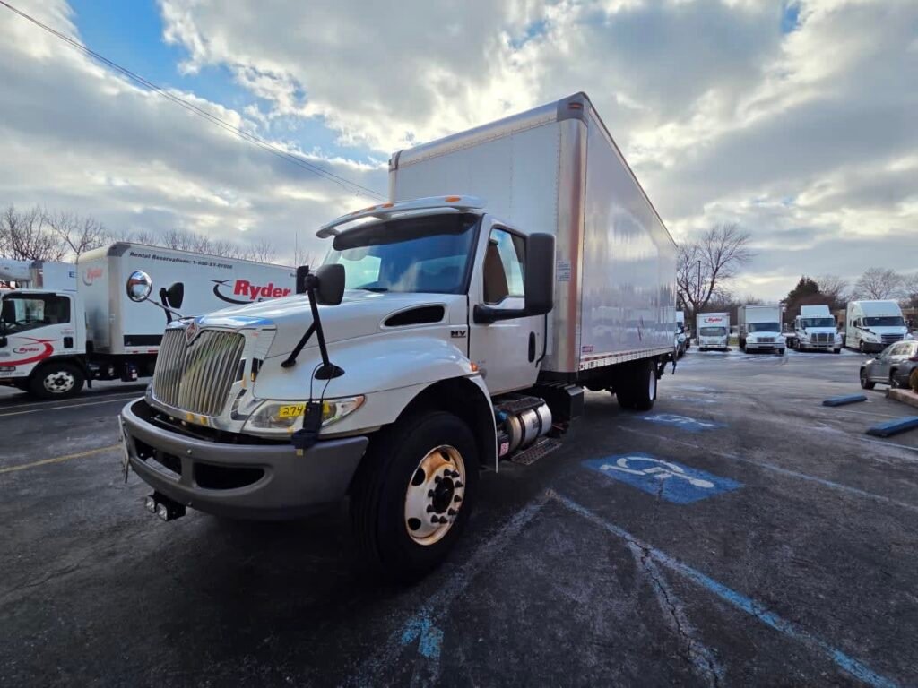 2020 International MV 26 ft Box Truck