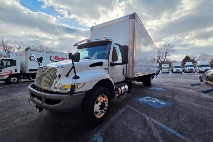 2020 International MV 26 ft Box Truck