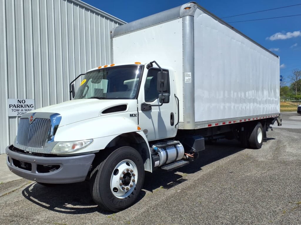 2020 International MV 26 ft Box Truck