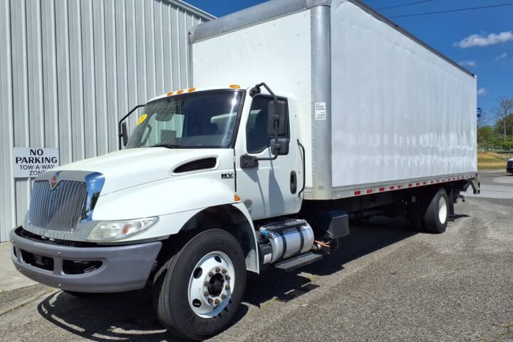 2020 International MV 26 ft Box Truck