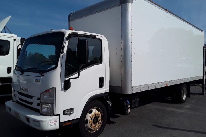2020 Isuzu NRR 22 ft Box Truck