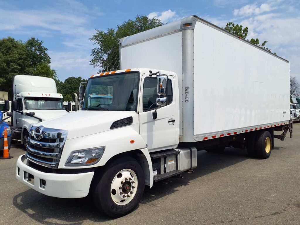 2018 Hino 338 26 ft Box Truck