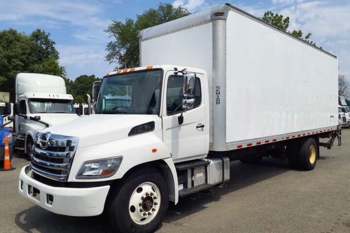 2018 Hino 338 26 ft Box Truck