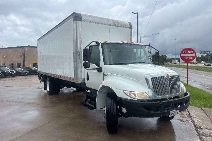 2020 International MV 24 ft Box Truck