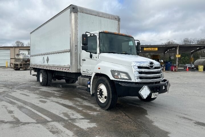 2019 Hino 338 26 ft Box Truck