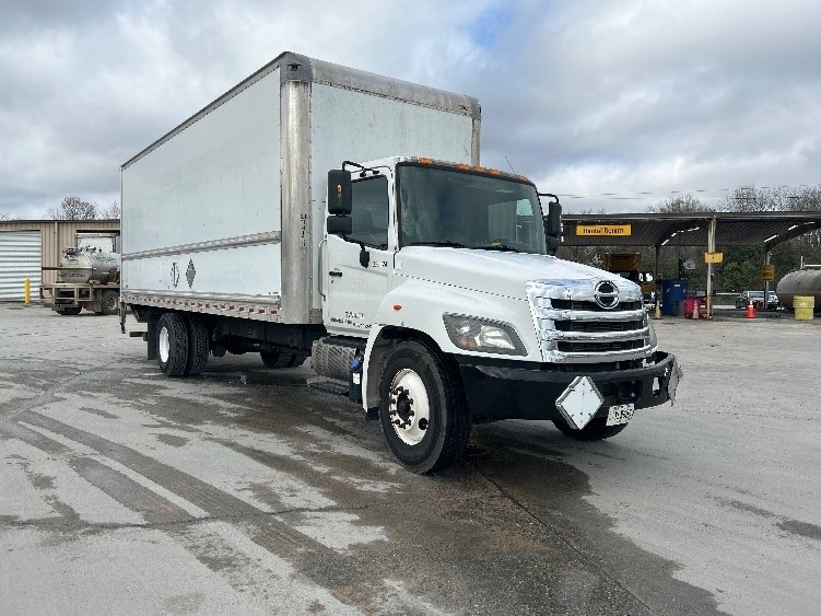 2019 Hino 338 26 ft Box Truck