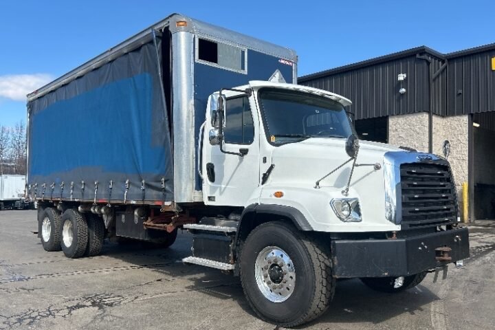 2017 Freightliner 114SD 24 ft Box Truck