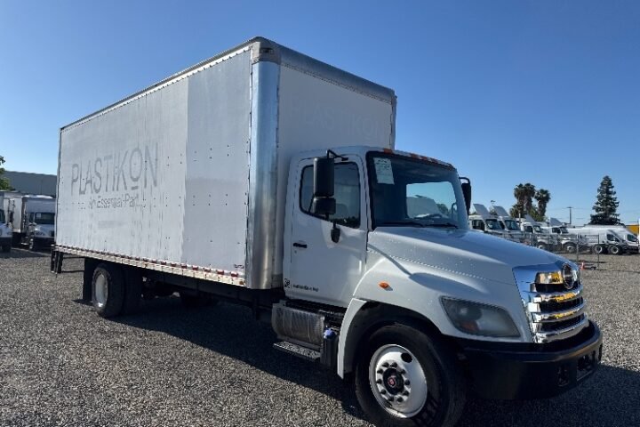 2017 Hino 338 26 ft Box Truck