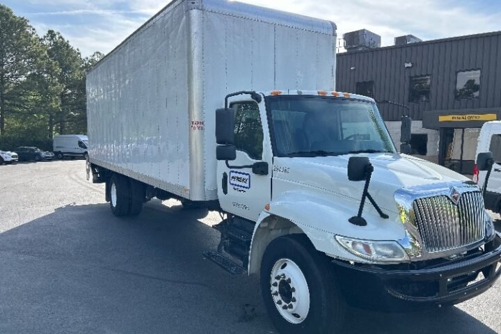 2020 International MV 26 ft Box Truck