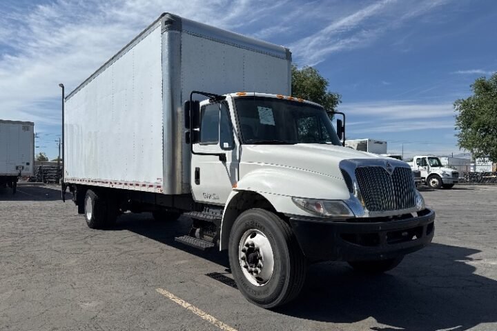 2018 International Durastar 4300 26 ft Box Truck