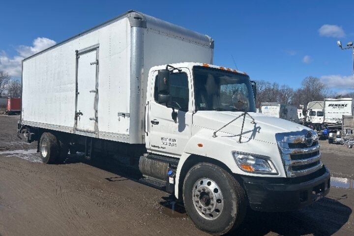 2019 Hino 268A 26 ft Box Truck