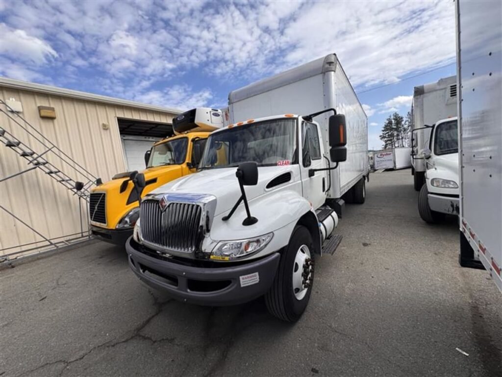 2019 International Durastar 4300 24 ft Box Truck