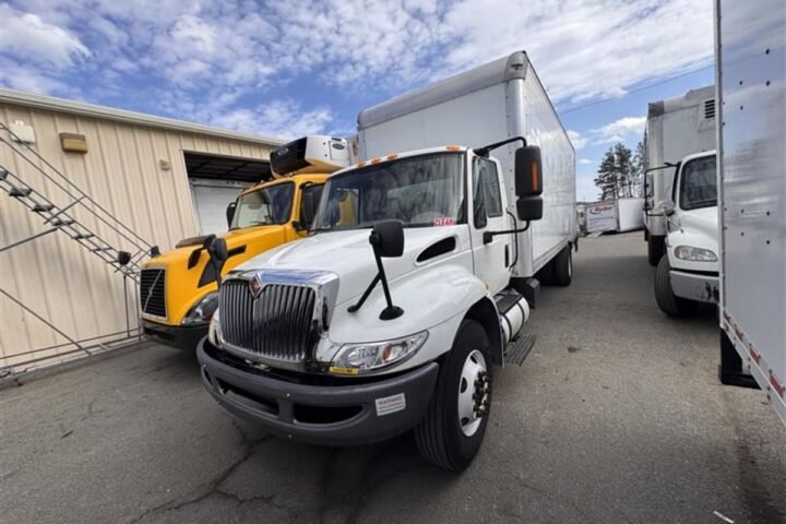 2019 International Durastar 4300 24 ft Box Truck