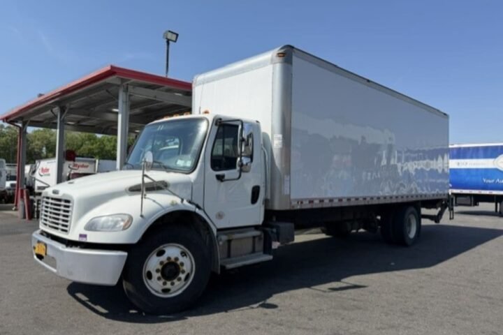 2019 Freightliner M2 106 26 ft Box Truck