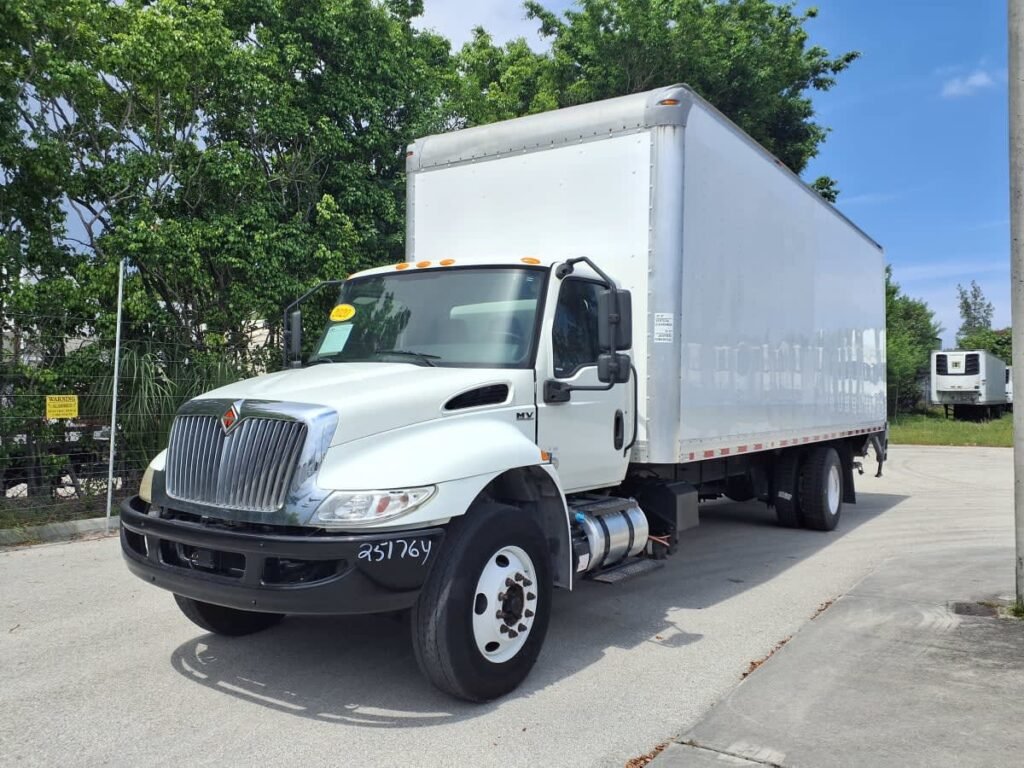 2020 International MV 26 ft Box Truck
