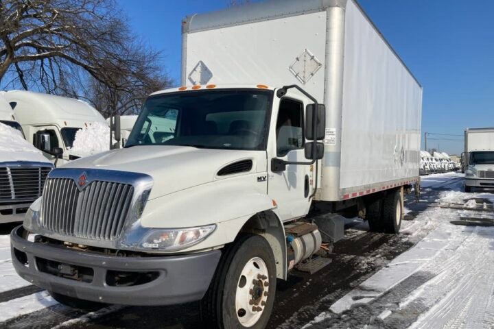 2020 International MV 26 ft Box Truck