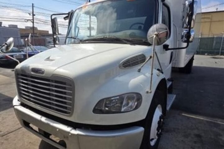 2019 Freightliner M2 106 27 ft Box Truck