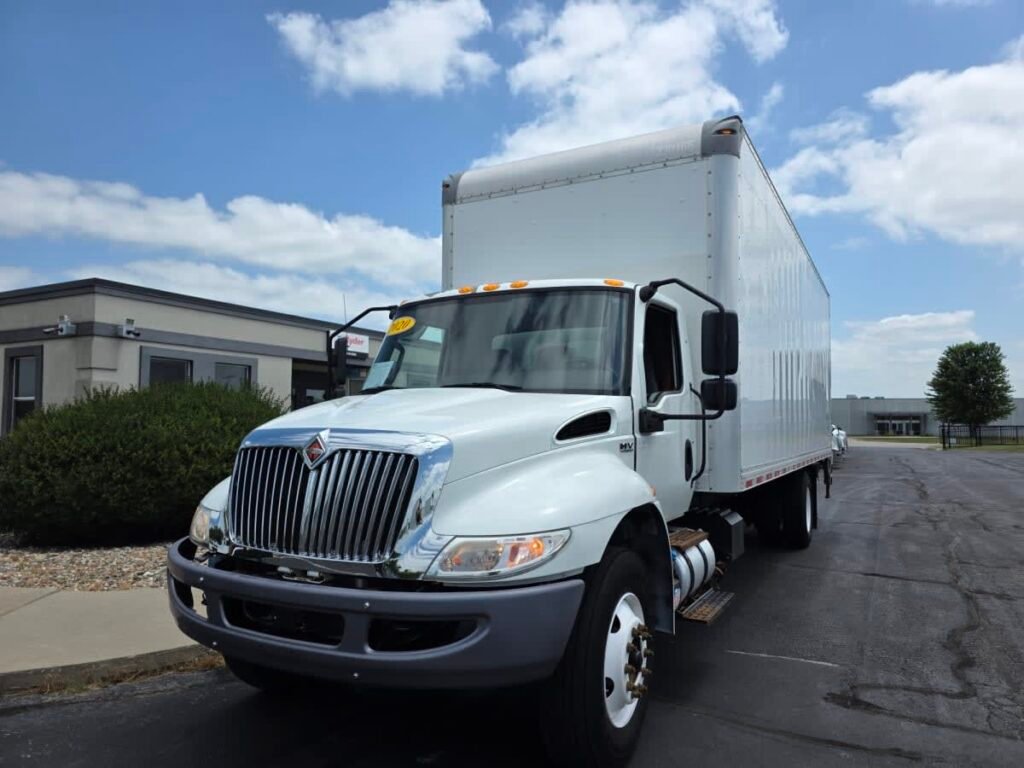 2020 International MV 26 ft Box Truck
