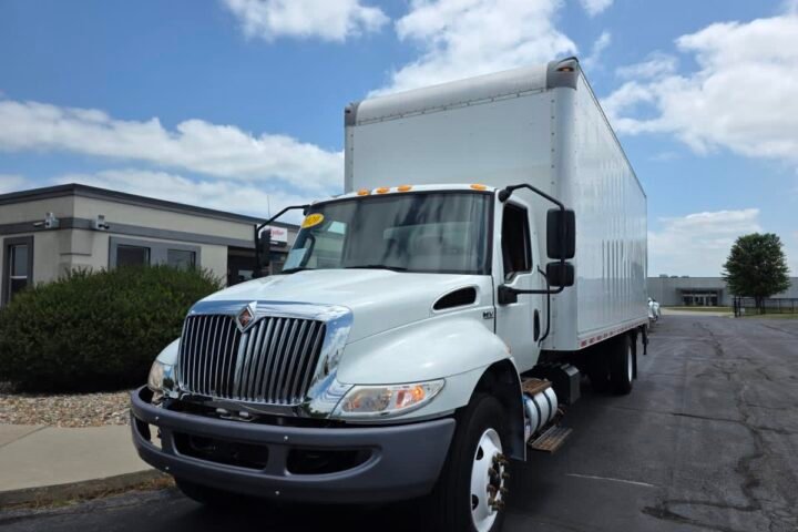 2020 International MV 26 ft Box Truck