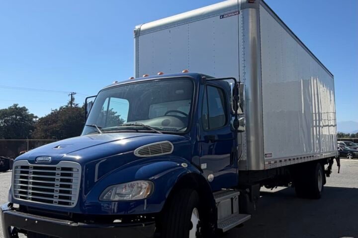 2018 Freightliner M2 106 26 ft Box Truck