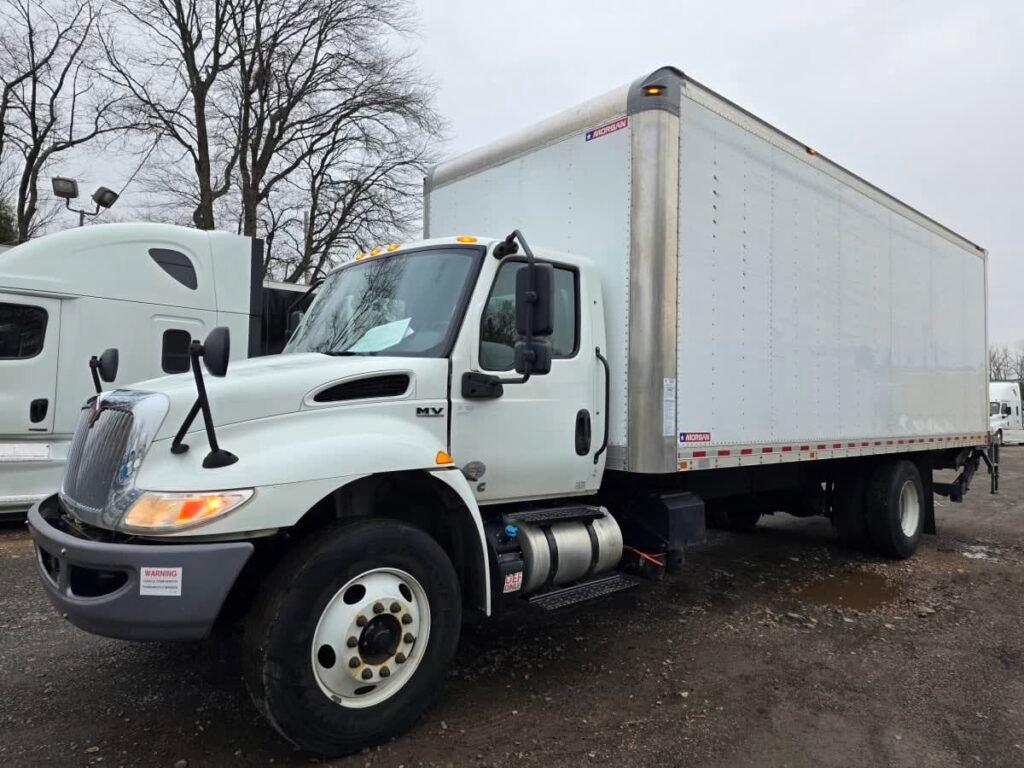 2020 International MV 24 ft Box Truck
