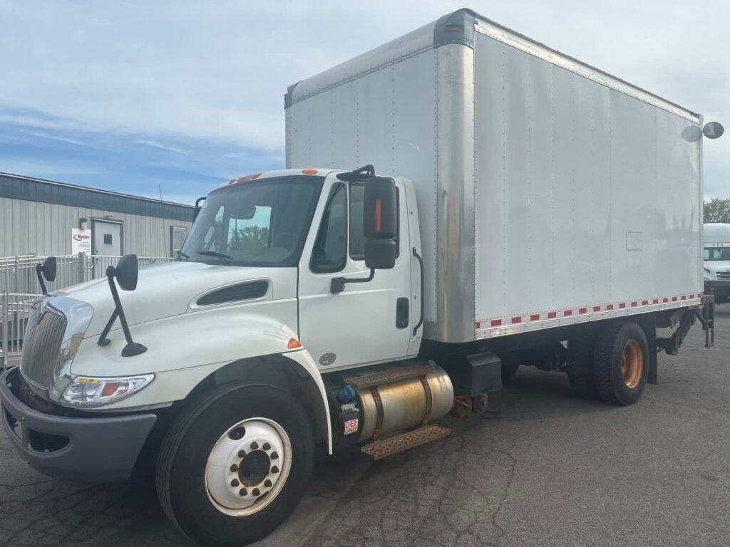 2018 International Durastar 4300 18 ft Box Truck