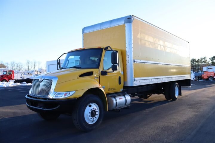 2020 International MV 26 ft Box Truck