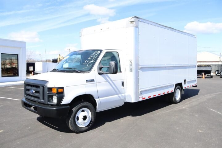 2017 Ford E350 SD 16 ft Box Truck