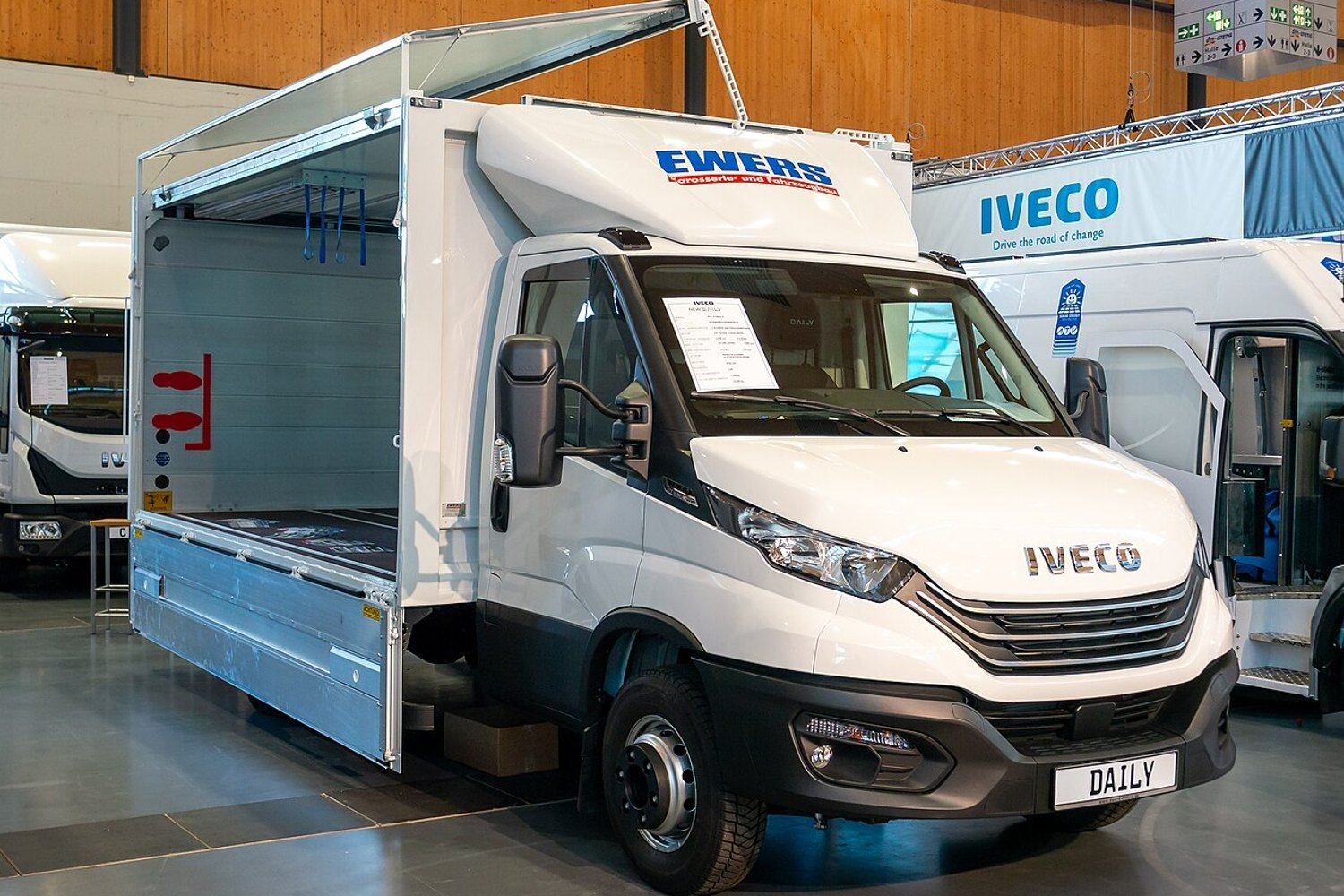 2015 Hino 155 20 ft Box - Image 2